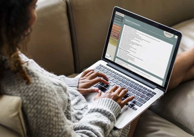 Vrouw bekijkt website signalenkaart op haar laptop